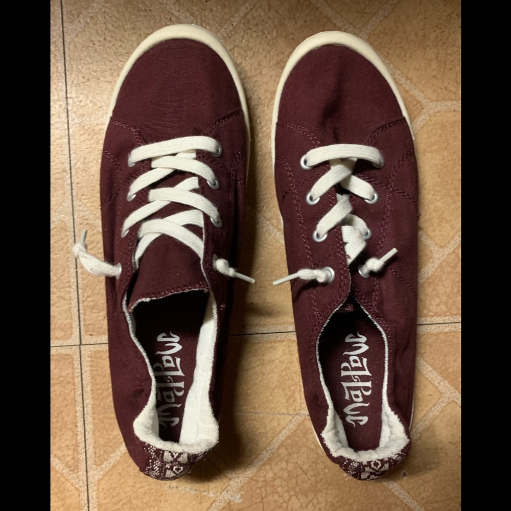 Flat casual shoes with soft padding on the foot.
